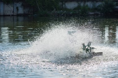 Havuzda su türbini. Tayland.