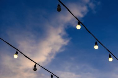 Dekoratif güzel vintage lamba ampul, twilight saat.