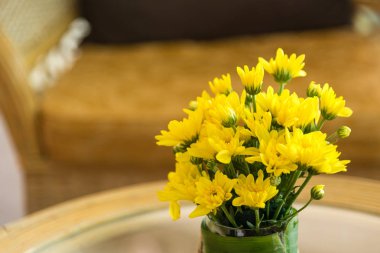 Buket sarı ve yeşil bir Kasımpatı