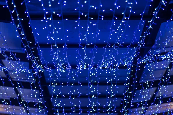 Luces navideñas en el escaparate nocturno. Fondo abstracto con b — Foto de Stock