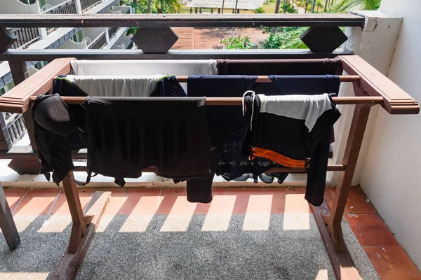 Nedves fürdőruha a ruhák rack az erkélyen. — Stock Fotó
