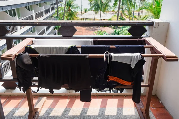 Βρεγμένο μαγιό για την κρεμάστρα ρούχων στο μπαλκόνι. — Φωτογραφία Αρχείου