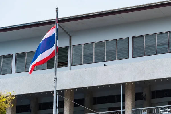 Bandera nacional de Tailandia ondeando en una casa colgada de un poste o — Foto de Stock