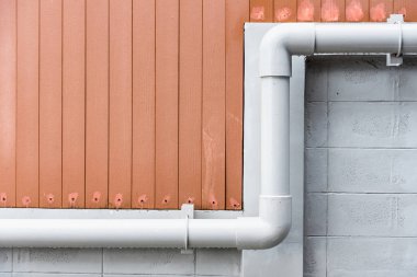 su boruları bina çimento duvara.