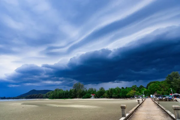 Έρχεται καταιγίδα, σύννεφα βροχής πριν από την καταιγίδα στην τροπική θάλασσα Λα — Φωτογραφία Αρχείου