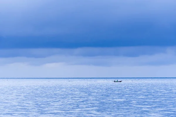 Barcos de pesca flotantes encallan en el puerto sobre el cielo nublado en — Foto de Stock