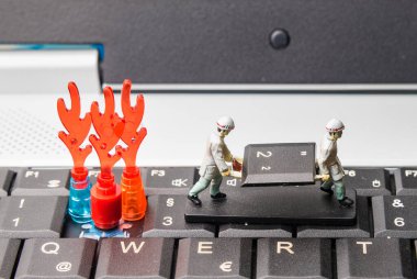 İtfaiyeciler ve kurtarma ekipleri klavye bilgisayarında bilgisayar başında.