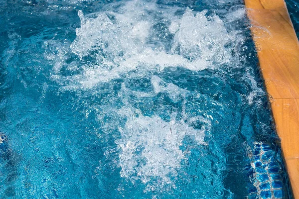 Massage och spa pool med bubblor blått vatten. — Stockfoto