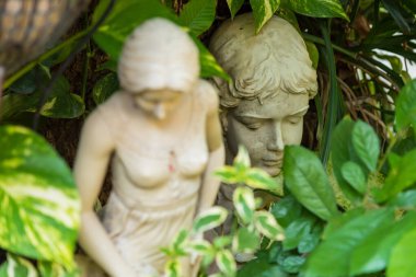 Melek heykeli bahçeyi süslemek için kullanılır. Tayland.