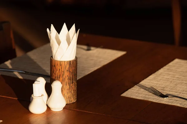 Kruidenierswaren heerlijk op tafel. — Stockfoto