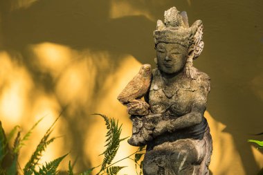 Melek heykeli bahçeyi süslemek için kullanılır. Tayland.