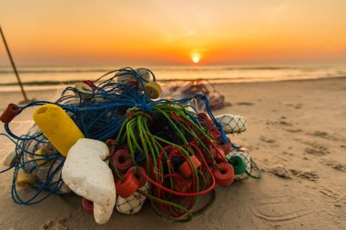 Sabahın köründe sahilde balık ağları..
