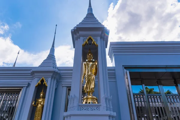 Buddha i ett tempel på kvällen sunset bakgrund. Thailand. — Stockfoto