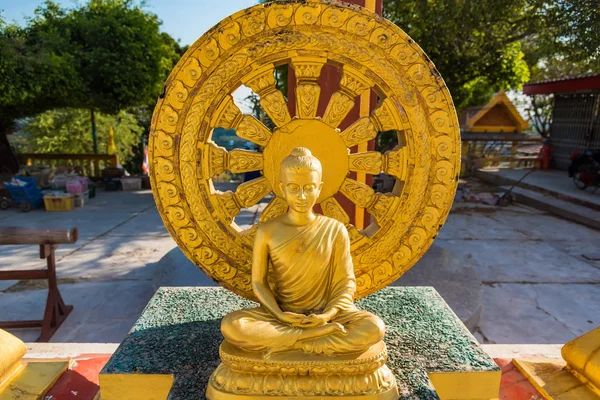 Buda en un templo al atardecer background.Thailand . — Foto de Stock