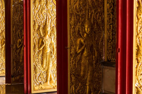 Monumento de buddha dourado, Templo Tailândia . — Fotografia de Stock