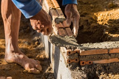İnşaat işçisi, tuğla ustası, tuğla duvar inşa eden..