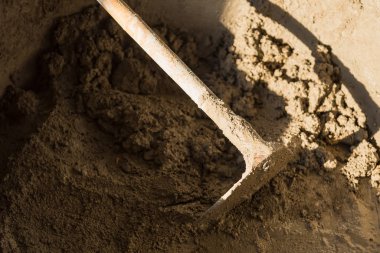 İnşaat alanındaki malzemelerle birlikte çimento karışımı. Bri