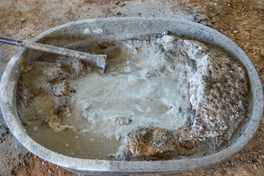 İnşaat alanındaki malzemelerle birlikte çimento karışımı. Bri