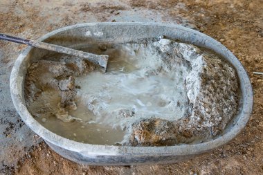 İnşaat alanındaki malzemelerle birlikte çimento karışımı. Bri