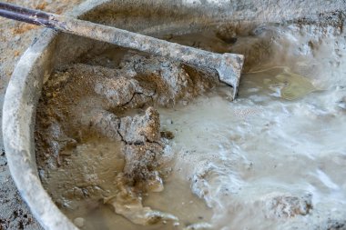 İnşaat alanındaki malzemelerle birlikte çimento karışımı. Bri