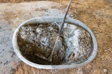 İnşaat alanındaki malzemelerle birlikte çimento karışımı. Bri