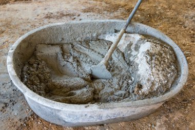 İnşaat alanındaki malzemelerle birlikte çimento karışımı. Bri
