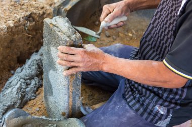İnşaat işçisi, tuğla ustası, tuğla duvar inşa eden..