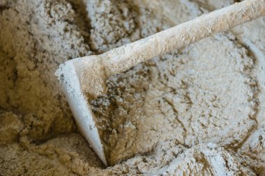 İnşaat alanındaki malzemelerle birlikte çimento karışımı. Bri