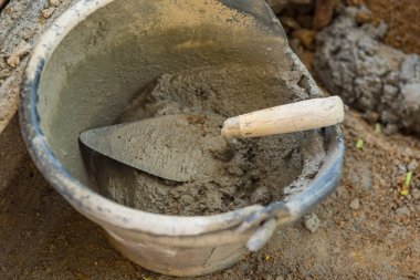 Bir mala al ve çimento karışımı beton sıkıştırılmış kumdur.