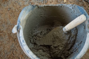 Bir mala al ve çimento karışımı beton sıkıştırılmış kumdur.