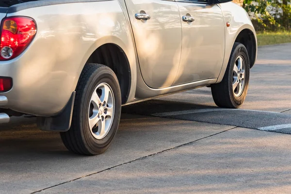 Kullen minskar hastigheten på bilen på vägen. — Stockfoto