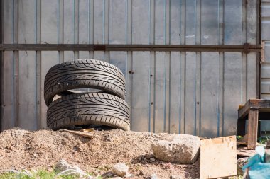 Artık kullanılmayan siyah lastikler. Gezici tekerlekler. Lastik izleri.