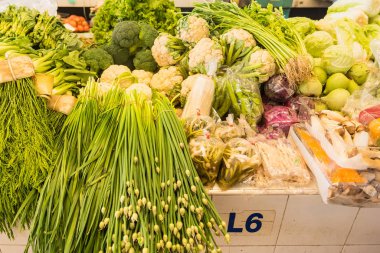 Tayland 'daki yerel pazarda karışık sebzeler, karışık yeşil asya ve