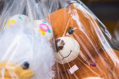 Tayland 'daki dükkanda plastik poşetteki bebekler.