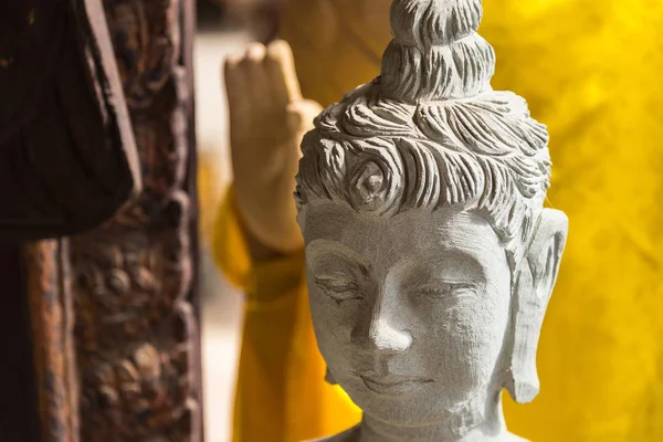Статуя Будды в тайском храме . — стоковое фото