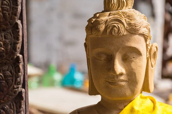 Статуя Будди в тайському храмі . — стокове фото