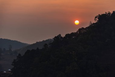 Gündoğumu Turuncu Gökyüzü Turuncu gökyüzünde parlak bir güneş