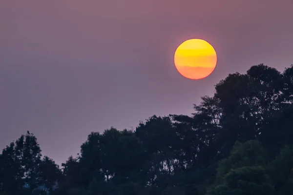 Sunrise Orange Sky Un sol brillante poniéndose en un cielo naranja con si — Foto de Stock