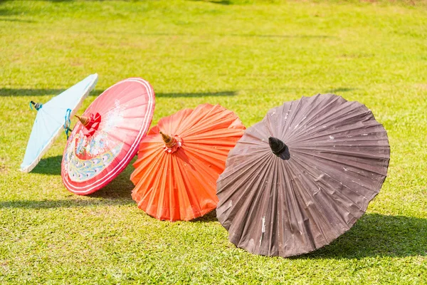 Paraguas nativo tailandés sobre hierba, Tailandia . — Foto de Stock