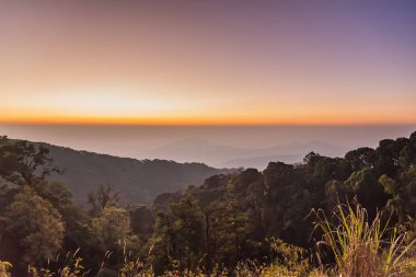 Doi Inthanon 'da gün doğumu, dağ manzaralı sisli bir sabah...