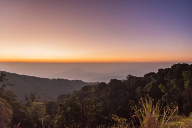 Doi Inthanon 'da gün doğumu, dağ manzaralı sisli bir sabah...