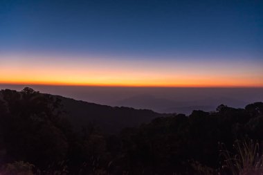 Doi Inthanon 'da gün doğumu, dağ manzaralı sisli bir sabah...