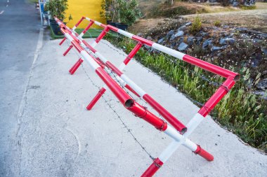 dikenli tel çit blok yol.