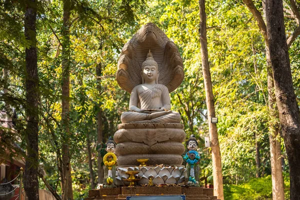 Estatua de Buda en templo tailandés . — Foto de Stock