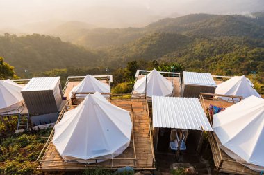 Chiang Mai, Tayland 'daki dağlarda kamp çadırları..