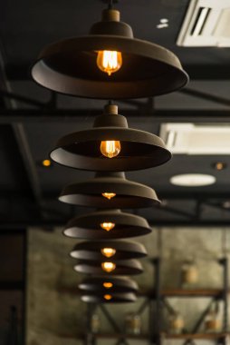kafede vintage ışık lambası iç.