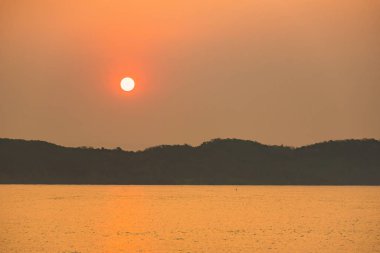 Okyanusun üzerinde güzel bir gün doğumu. Denizde gün doğumu.