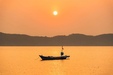 Balıkçı tekneleri, güneş doğarken Conce denizde yüzen küçük tekne
