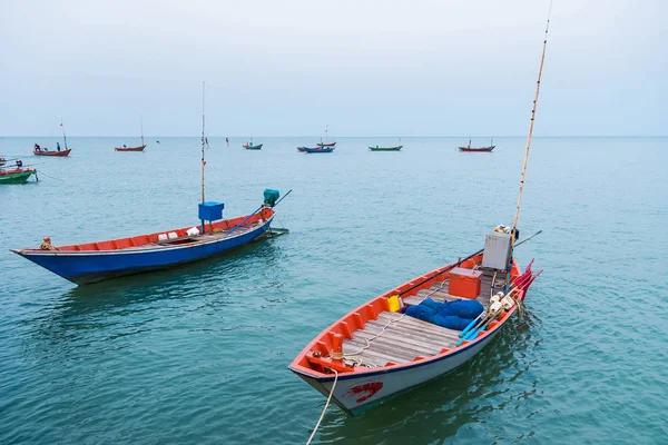 Barcos de pesca flutuantes encalham no porto sobre o céu nublado em — Fotografia de Stock
