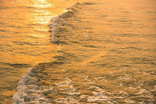 Hermoso amanecer sobre el océano. Salida del sol en el mar. —  Fotos de Stock